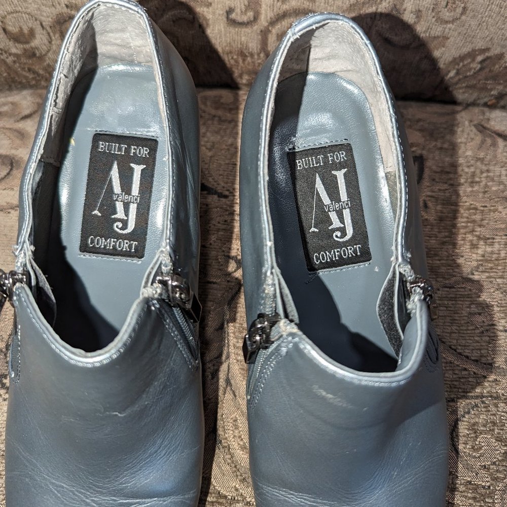 Women's AJ Valenci leather booties SZ 8 silver metallic 3" heel Good Condition - Picture 4 of 6